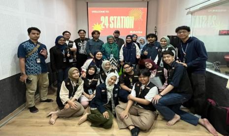 Foto bersama delegasi IIUM.FM Malaysia dan para asisten Laboratorium Radio Fikom Unisba saat kunjungan tim IIUM.FM ke Lab Radio Fikom Unisba, Rabu (19/2).