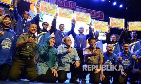 Foto bersama Gubernur Jabar Ahmad Heryawan (tengah) bersama para pejabat dan atlet usai pemberian penghargaan 