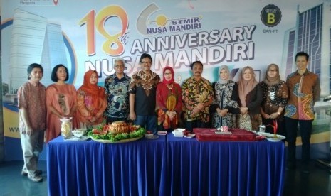 Foto bersama jajaran pimpinan Yayasan Indonesia Mandiri saat HUT STMIK Nusa Mandiri  yang ke-18.