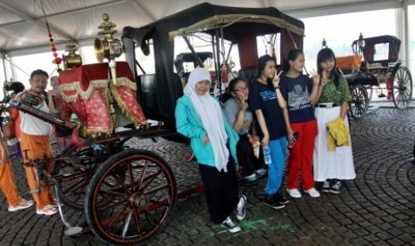 Foto bersama kereta kencana