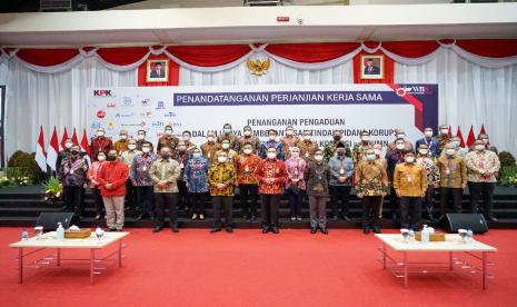 Foto Bersama Ketua KPK Firli Bahuri dan Direktur BUMN saat penandatanganan Kerjasama Penanganan Pengaduan Tindak Pidana Korupsi Terintegrasi di Aula Gedung Juang KPK Jakarta pada Selasa, 2 Maret 2021