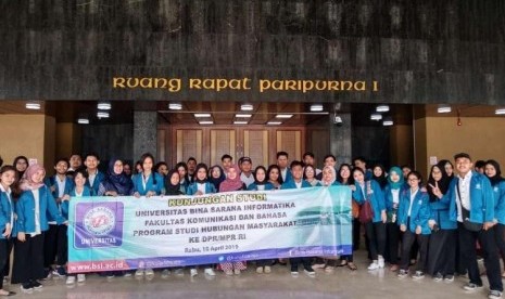 Foto bersama mahasiswa Prodi Hubungan Masyarakat UBSI yang hadir di acara kunjungan studi.