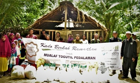 Foto bersama mualaf suku terasing di Maba Utara,  Halmahera.