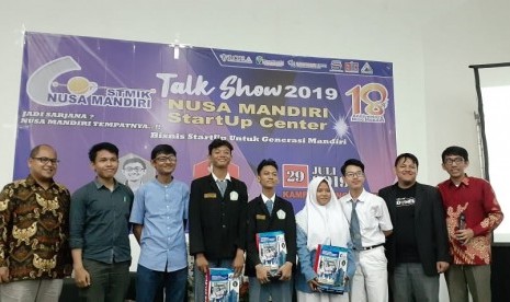 Foto bersama nara sumber (mengenakan kemeja biru dan jas hitam), penanya terbaik, dan moderator.