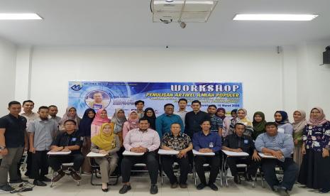 Foto bersama narasumber dan peserta pasca pelaksanaan workshop.(Dok UBSI)