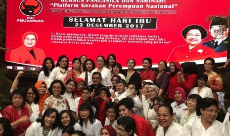 Foto bersama pada acara 'Kursus Pancasila dan Sarinah: Platform Gerakan Perempuan Nasional dan Deklarasi’, di Kantor DPP PDI Perjuangan, Jakarta, Jumat (22/12).