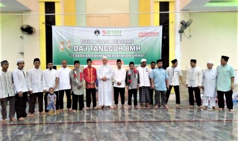 Foto bersama para Dai Tangguh BMH di Batam sesaat sebelum buka puasa bersama.