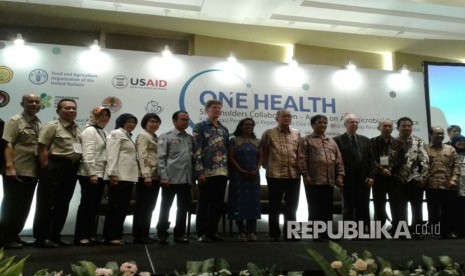 Foto bersama perwakilan kementerian dan organisasi internasional usai acara seminar One Health dengan tema Kolaborasi Pemangku Kepentingan One Health, Aksi Terhadap Resistensi Antimikroba di Hotel Pullman Jakarta, Kamis (16/3).