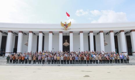 Foto bersama Presiden Republik Indonesia, Joko Widodo, Para Menteri Kabinet Indonesia Maju dan Ratusan CEO Perusahaan pada sela acara Kompas100 CEO Forum di Istana Negara, Ibu Kota Nusantara (IKN) pada Jumat (11/10/2024).