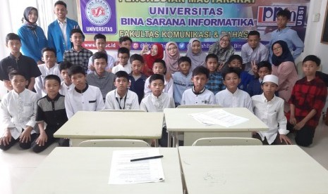 Foto bersama santri dan dosen UBSI usai  pelaksanaan pengabdian masyarakat oleh tim pengabdian masyarakat Prodi Bahasa Inggris FKB UBSI.