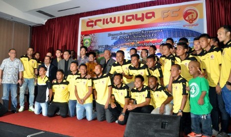 Foto bersama skuat Sriwijaya FC setelah dilakukannya acara penandatanganan kerjasama antara manajemen klub dan pihak sponsor yang telah mengucurkan dana Rp 3 miliar di Palembang, Kamis (21/1)