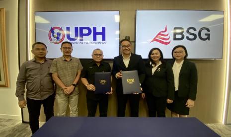 Foto Bersama usai penandatanganan kerja sama yang dilakukan oleh (tengah ki-ka) Joubert R.J. Dondokambey selaku Direktur Umum Bank SulutGo dan Binsar Pandiangan selaku Wakil Rektor Bidang Pemasaran dan Pengembangan.