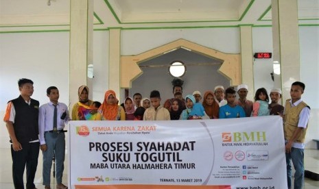 Foto bersama usai prorsesi syahadat di Pesanren Hidayatullah Ternate, Maluku Utara.