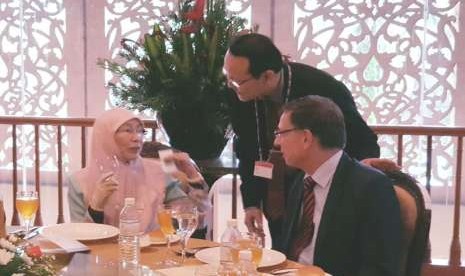     Foto bertiga bersama Wakil PM Malaysia Wan Azizah Wan Ismail dan Presiden ISSA Prof Dr Breuer Joachim