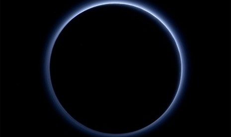 Foto berwarna pertama yang dirilis NASA menunjukkan kabut biru menyelimuti planet Pluto.