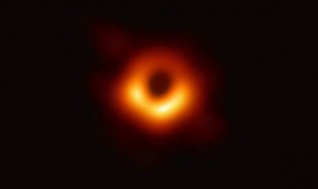 Foto Black Hole yang diambil di pusat galaksi M87.