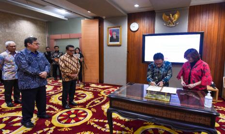 *Foto Caption:* Menteri Koordinator Bidang Perekonomian Airlangga Hartarto (kedua dari kiri) dan Kepala Staf Kepresidenan Dr. Moeldoko (ketiga dari kiri) menyaksikan penandatanganan nota kesepahaman mitra platform resmi Kartu Prakerja yang dilakukan oleh Direktur Eksekutif Manajemen Pelaksana Kartu Prakerja Denni Puspa Purbasari (paling kanan) dan Direktur Digital Business Telkom  Faizal R. Djoemadi (kedua dari kanan) di Jakarta, Jumat (20/3).  Pijar Mahir merupakan platform milik Telkom yang menyediakan pembelajaran digital yang berfokus pada pelatihan bersertifikasi untuk pendidikan vokasi dan profesi. Melalui Pijar Mahir, mulai dari para pencari sertifikasi, pencari kerja, institusi pelatihan hingga komunitas profesi dapat bertemu secara mudah dengan dengan dunia usaha dan industri.(Telkom)