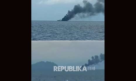 Foto combo asap membumbung dari kapal KRI Rencong-622 yang terbakar di perairan Sorong, Papua Barat, Selasa (11/9). 