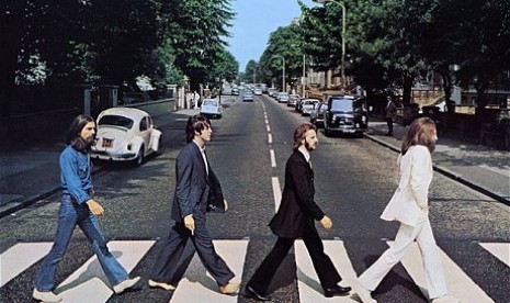 Foto cover album The Beatles 'Abbey Road' yang termasyhur itu.