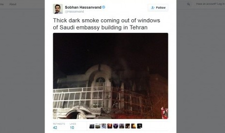 Foto dari akun Twitter jurnalis Iran menunjukkan Kedutaan Besar Arab Saudi yang dibakar pengunjuk rasa di Teheran, Iran, Ahad (3/1).