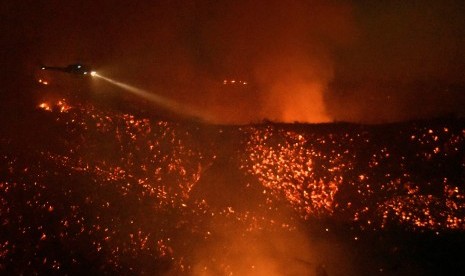 Foto dari atas helikopter memperlihatkan kebakaran hutan di Calabasas, California, AS.