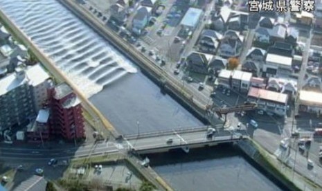 Foto dari Miyagi Prefectural Police menunjukkan air mengalir ke atas di Sungai Sunaoshi di Tagajo, Prefektur Miyagi saat peringatan tsunami dikeluarkan usai gempa, Selasa, 22 November 2016.