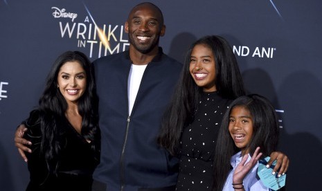 Foto dari tahun 2018 memperlihatkan (dari kiri) Vanessa Bryant, Kobe Bryant, dan putrinya Natalia Bryant (kiri) serta Gianna Bryant. 