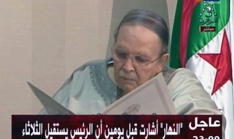 Foto dari televisi negara ENTV menunjukkan Presiden Aljazair Abdelaziz Bouteflika duduk di kursi roda saat mengajukan surat pengunduran dirinya kepada Presiden Dewan Konstitusional Tayeb Belaiz, Selasa (2/4).