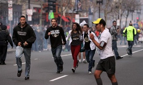 Foto dari The Daily Free Press dan Kenshin Okubo, menggambarkan kepanikan setelah ledakan bom pada perlombaan Maraton Boston 2013 pada Senin 15 April 2013