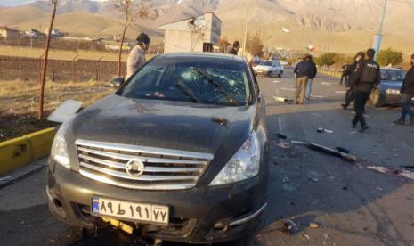 Foto dari TV Iran IRIB menunjukkan lokasi serangan terhadap ilmuwan nuklir kenamaan Mohsen Fakhrizadeh, di Damavand, selatan Ibu Kota Tehran, Iran, 27 November 2020.