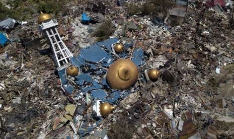 Foto dari udara menggunakan kamera drone memperlihatkan sebuah masjid yang roboh dan bangunan sekitarnya hancur di Palu, Sulteng, Ahad (30/9).