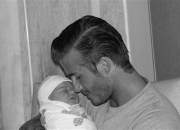 Foto David Beckham mencium Harper Seven Beckham dirilis lewat jejaring sosial.