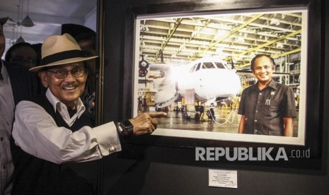 FOTO DOKUMENTASI. Mantan presiden BJ Habibie menunjukan foto dirinya bersama pesawat hasil karyanya N-250 'Gatotkaca' usai membuka pameran foto 'Cinta Sang Inspirator Bangsa Kepada Negeri' di Museum Bank Mandiri, Jakarta, Minggu (24/7/2016).