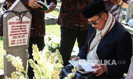 FOTO DOKUMENTASI. Presiden ke-3 RI BJ Habibie berziarah ke makam istrinya, Hasri Ainun Habibie di Taman Makam Pahlawan Kalibata, Jakarta, Rabu (5/6/2019). 