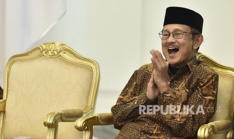 FOTO DOKUMENTASI. Presiden ke-3 RI sekaligus Ketua Dewan Kehormatan Ikatan Cendekiawan Muslim se-Indonesia (ICMI) BJ Habibie tertawa saat pembukaan Silaturahmi Kerja Nasional (Silaknas) Tahun 2017 di Istana Kepresidenan Bogor, Jakarta, Jumat (8/12/2017).