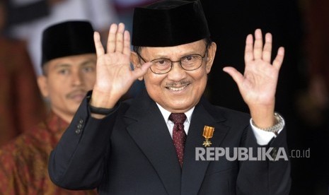 FOTO DOKUMENTASI. Presiden ketiga RI BJ Habibie melambaikan tangan saat akan menghadiri Sidang Tahunan MPR Tahun 2015 di Kompleks Parlemen, Senayan, Jakarta, Jumat (14/8/2015).