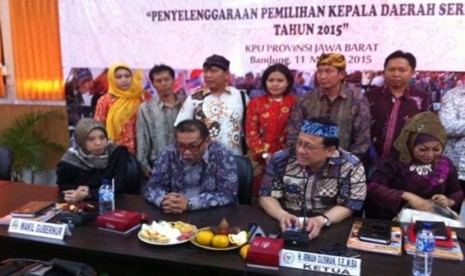  Ketua DPD RI Irman Gusman (kedua kanan) memantau kesiapan pelaksanaan pemilukada serentak di delapan Kabupaten/Kota di Propinsi Jawa Barat, Rabu (11/3).  (dok DPD RI)