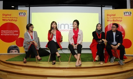 Foto Fidesia, Nadia, Aline, Intan, Romano dalam workshop Digital Personal Branding