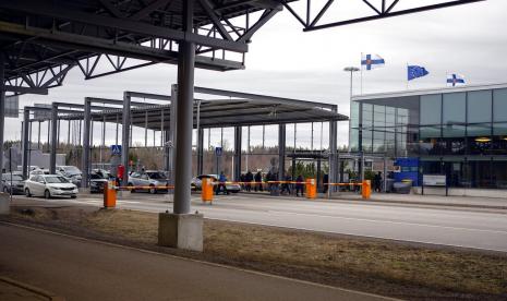 Foto file 17 Maret 2020 ini, menunjukkan lalu lintas masuk ke Finlandia di stasiun perbatasan Nuijamaa di antara Finlandia dan Rusia di Lappeenranta, Finlandia, pada saat penutupan yang jarang terjadi karena COVID-19. Estonia dan Finlandia ingin negara-negara Eropa berhenti mengeluarkan visa turis ke Rusia di tengah perang di Ukraina. Perdana Menteri Estonia Kaja Kallas mengatakan Selasa bahwa “mengunjungi Eropa adalah hak istimewa, bukan hak asasi manusia.” Rekannya dari Finlandia, Sanna Marin, mengatakan orang Rusia yang bepergian ke Eropa 