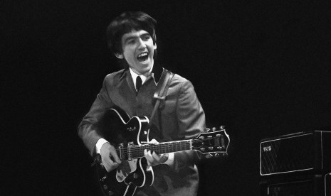  Foto  George Harrison saat konser live pertama The Beatles  di Washington Coliseum , Amerika Serikat, pada tanggal 11 Februari 1964.   (AP Photo / David Anthony Fine Art, Mike Mitchell)