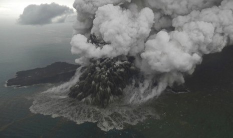 Foto Gunung Anak Krakatau diambil pada Ahad (23/12). Longsoran Gunung Anak Krakatau menyebabkan tsunami di Banten dan Lampung, Sabtu (22/12).