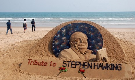 Foto ilmuwan Stephen Hawking menjadi bagian dari karya seni pasir di India, untuk mengenang kepergian Hawking di usia 76 tahun pada 14 Maret 2018.