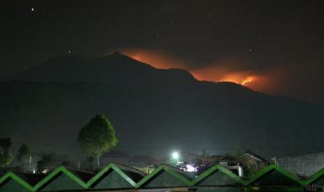 FOTO ILUSTRASI:    Api berkobar di lahan tanaman perdu lereng gunung  Merbabu, saat terjadi kebakaran hebat tahun 2015 lalu. 