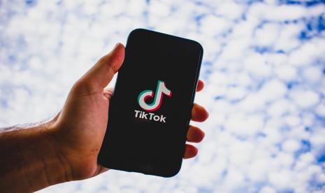 Ilustrasi aplikasi TikTok. Pengguna TikTok dapat menonton video dengan teks yang dibuat secara otomatis.