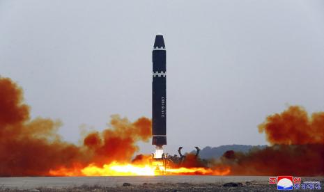 Foto ini disediakan oleh pemerintah Korea Utara, menunjukkan peluncuran uji coba rudal balistik antarbenua Hwasong-15 di Bandara Internasional Pyongyang di Pyongyang, Korea Utara.