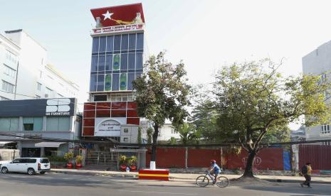 Foto ini menunjukkan gedung kantor pusat Partai Liga Nasional untuk Demokrasi (NLD) yang sepi di Yangon, Myanmar, Rabu, 10 Februari 2021. Pasukan keamanan pada Selasa malam menggerebek kantor nasional NLD di Yangon, menyusul penggerebekan partai regional kantor pekan lalu yang disebut pihak ilegal. Juru bicara NLD Kyi Toe menulis di halaman Facebook-nya bahwa personel militer mengambil dokumen dan perangkat keras komputer.