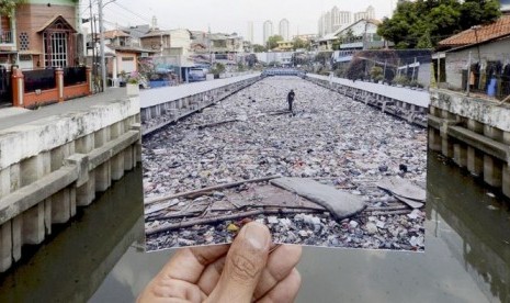 Foto ini menunjukkan kondisi salah satu kanal di Jakarta sebelum dan setelah dibersihkan dari sampah plastik.