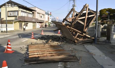 Foto ini menunjukkan pintu masuk rumah yang rusak di kota Kori, utara kota Fukushima, timur laut Jepang, Minggu, 14 Februari 2021, setelah gempa bumi pada hari Sabtu. Penduduk di timur laut Jepang pada hari Minggu membersihkan kekacauan di toko dan rumah setelah gempa bumi yang kuat memicu tanah longsor di jalan raya, menghentikan kereta api dan menyebabkan pemadaman listrik bagi ribuan orang. 