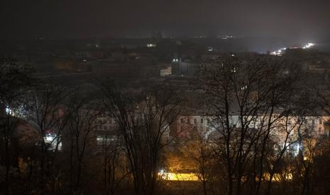 Foto ini menunjukkan pusat kota saat pemadaman listrik setelah serangan roket Rusia di Kyiv, Ukraina, Rabu, 23 November 2022. Rusia melepaskan serangan rudal baru ke jaringan energi Ukraina yang rusak pada hari Rabu, merampok listrik kota dan sebagian air serta fasilitas umum transportasi, juga menambah kesulitan musim dingin bagi jutaan orang. Penganiayaan pasokan listrik dari udara juga membuat pembangkit nuklir dan jaringan internet offline dan menumpahkan pemadaman listrik ke negara tetangga Moldova.