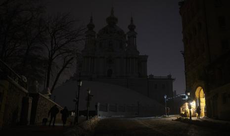 Foto ini menunjukkan pusat kota saat pemadaman listrik setelah serangan roket Rusia di Kyiv, Ukraina, Rabu, 23 November 2022. Rusia melepaskan serangan rudal baru ke jaringan energi Ukraina yang rusak pada hari Rabu, merampok listrik kota dan sebagian air serta fasilitas umum transportasi, juga menambah kesulitan musim dingin bagi jutaan orang. Penganiayaan pasokan listrik dari udara juga membuat pembangkit nuklir dan jaringan internet offline dan menumpahkan pemadaman listrik ke negara tetangga Moldova.